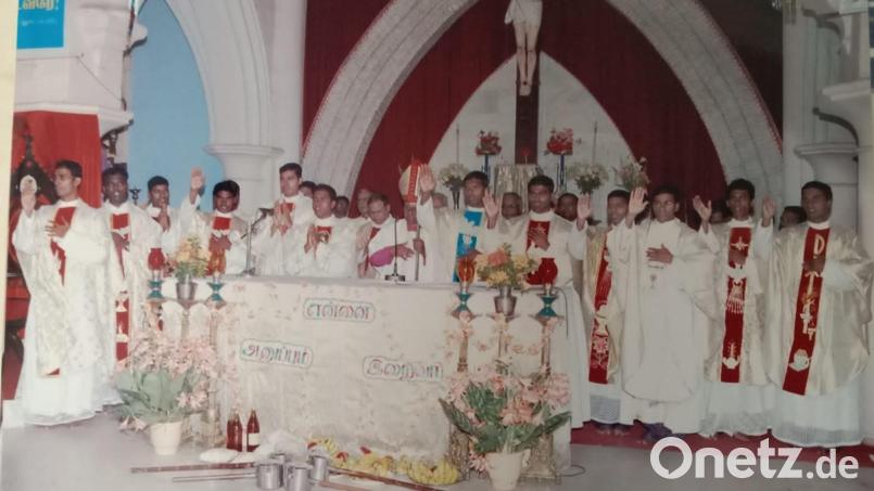 Pfarrer Aruls (Vierter von links) Priesterweihe am 2. Mai 2005 mit seinen Mitbrüdern. Archivbild: Arul/exb