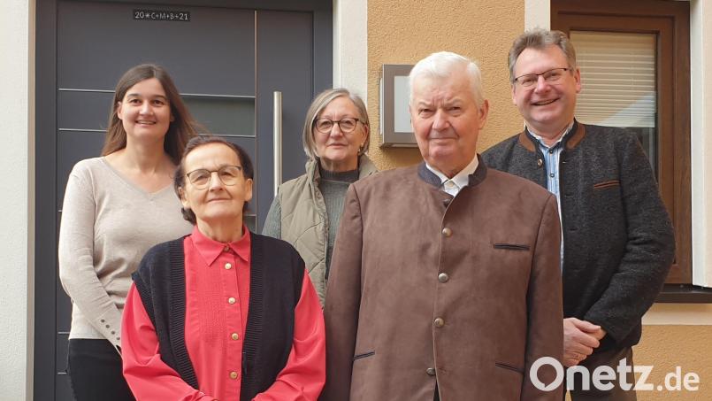 Michael Schlagenhaufer (85) aus Enzelsberg freut sich zusammen mit Ehefrau Angela und Tochter Diana über den Besuch von Bürgermeister Martin Prey und Seniorenbeauftragter Marianne Rath. Bild: Diana Portner/exb