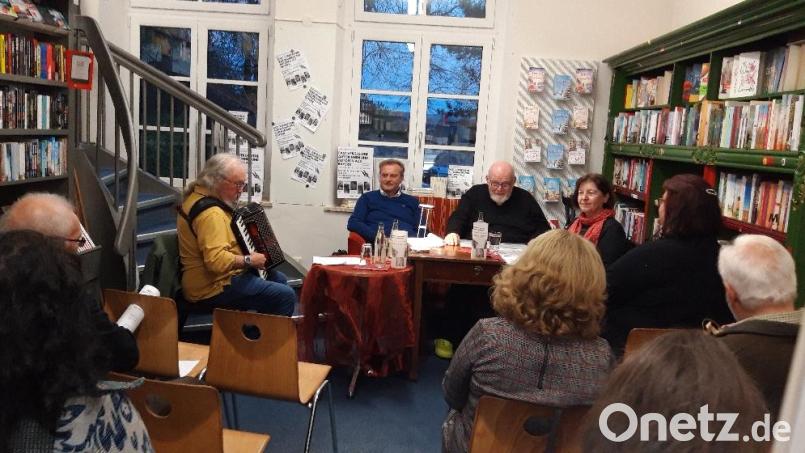 Die Gäste erlebten einen vergnüglichen Abend bei der Autorenlesung in der Buchhandlung St. Peter in Tirschenreuth. Bild: Buchhandlung St. Peter/exb