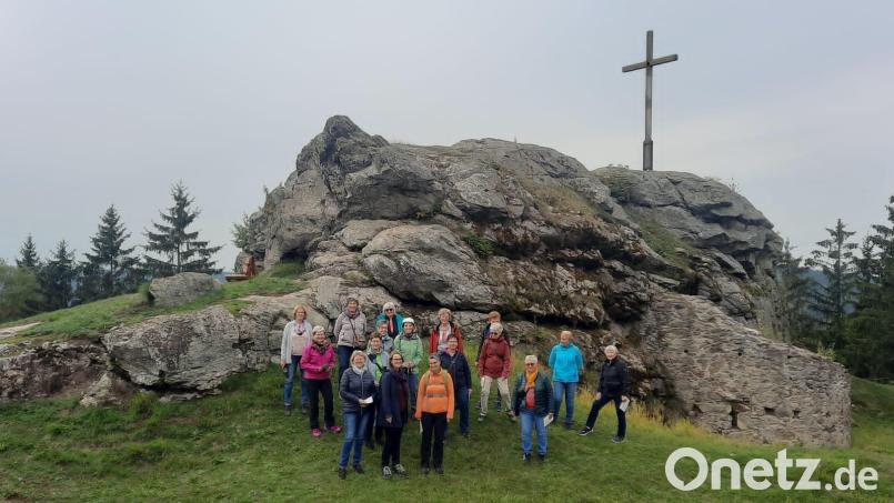 Die Teilnehmer beim Burgstall am Wildstein. Bild: Angelika Vogl/exb