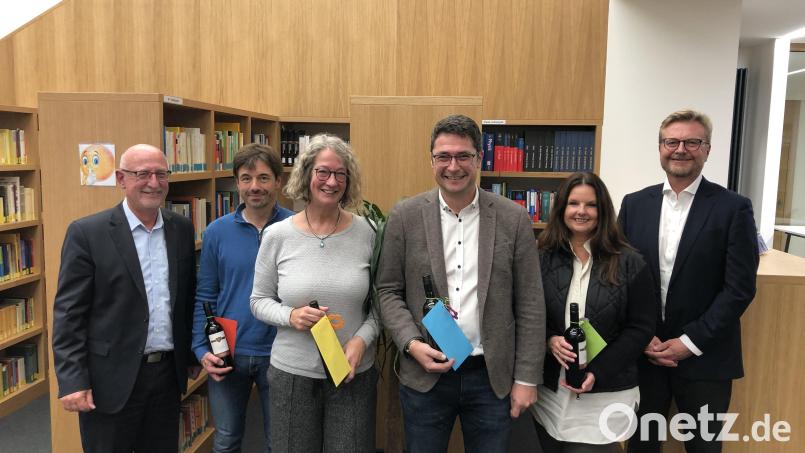 Oberstudiendirektor Anton Hochberger (links) mit den ausgeschiedenen Elternbeiratsmitgliedern (ab Zweiter von links) Michael Birner, Waltraud Frischholz, Armin Aichinger, Silvia Hauer-Kassner mit und neuem Vorsitzenden Johannes Zintl (rechts). Bild: Armin Aichinger/exb