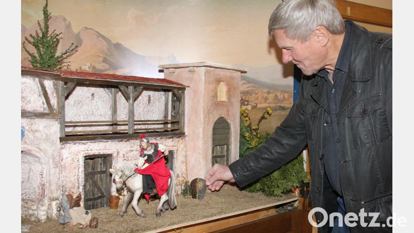 Viel Liebe zum Detail und ebenso viel Kreativität lässt das langjährige Mitglied der Amberger Krippenfreunde, Josef Weigl, bei der Gestaltung der Jahreskrippe in der Dreifaltigkeitskirche walten. Sein ganzer Stolz ist derzeit die erstmalige Darstellung der Martinsszene mit neu angeschafften Figuren. Bild: ads