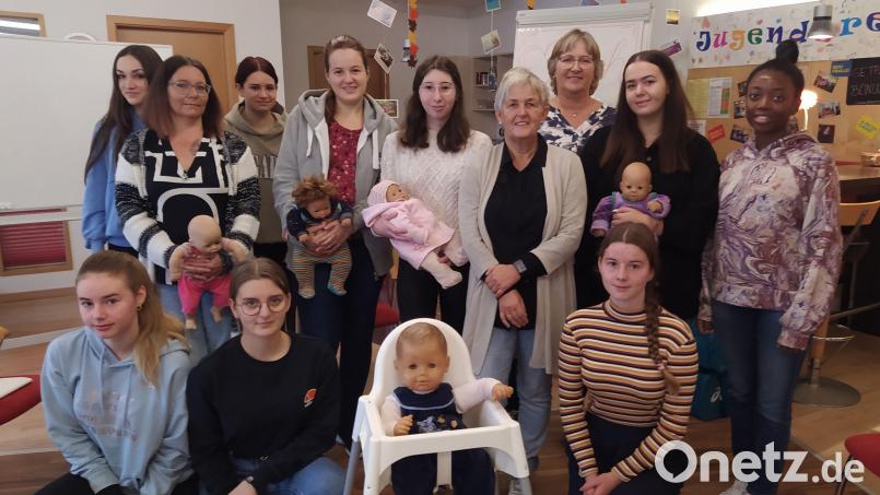 Zwölf Frauen haben den Babysitterkurs absolviert. Im Bild die Absolventinnen mit der Referentin Susanne Zölch (hinten Dritte von rechts) und der Gleichstellungsbeauftragten Helga Forster (vorne Dritte von rechts). Bild: Tina Kolb/exb