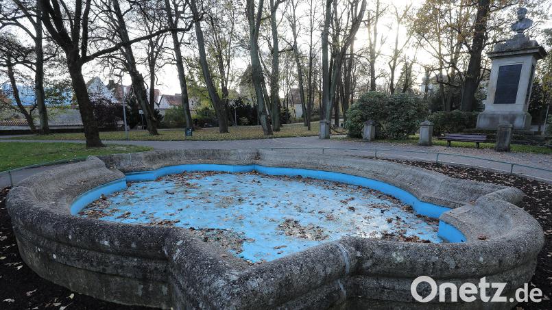 Ganz so trostlos wie der Brunnen am Maxplatz präsentiert sich der Haushalt 2023 für die Stadt Amberg ohnehin nicht. Beide vereint viel eher die Tatsache, dass sie eine gute Zukunft vor sich haben. Bild: Wolfgang Steinbacher
