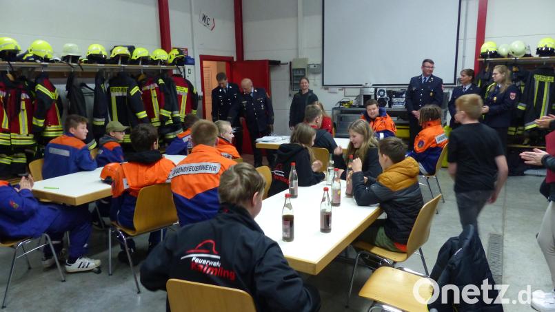 Nach dem erfolgreichen Wissenstest warten die Jugendlichen gespannt auf die der Verleihung der Abzeichen. Bild: sl