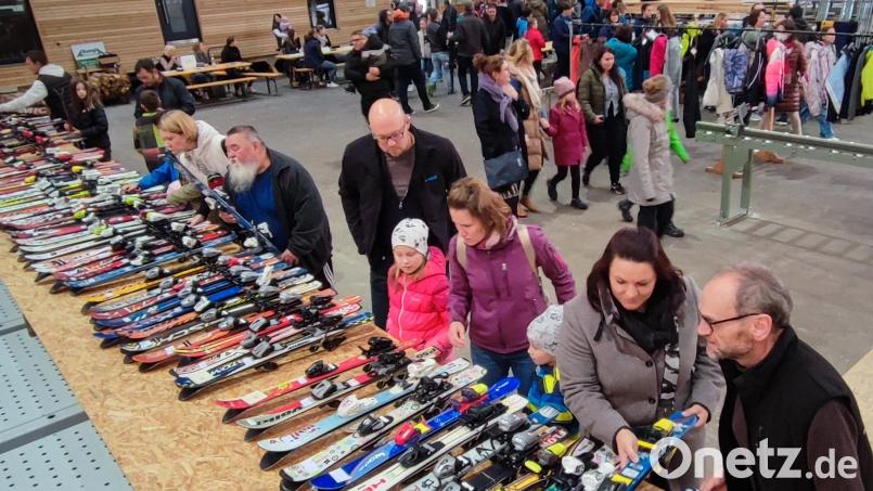 Fast 500 Artikel warteten beim Skibasar in Schwarzenfeld auf Käufer. Bild: mab