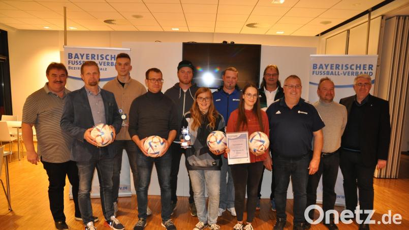 Die Vertreter der geehrten Vereine mit dem BFV-Bezirksvorsitzenden Thomas Graml (rechts) sowie den drei Kreisvorsitzenden Harald Gress, Albert Kellner und Werner Mages. Bild: A. Schwarzmeier