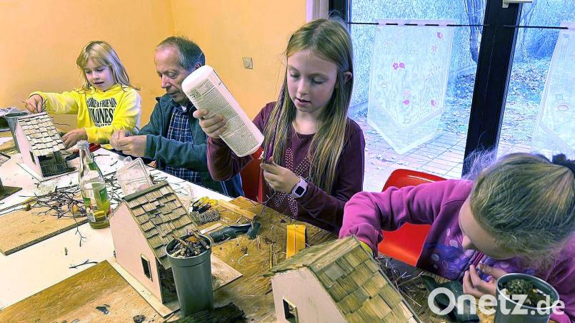 Zur herrlichen Herausforderung wurde für sieben Kinder der kostenlose Krippenbaukurs der Stadt Amberg unter der Federführung der Krippenfreunde Amberg. Bild: ads