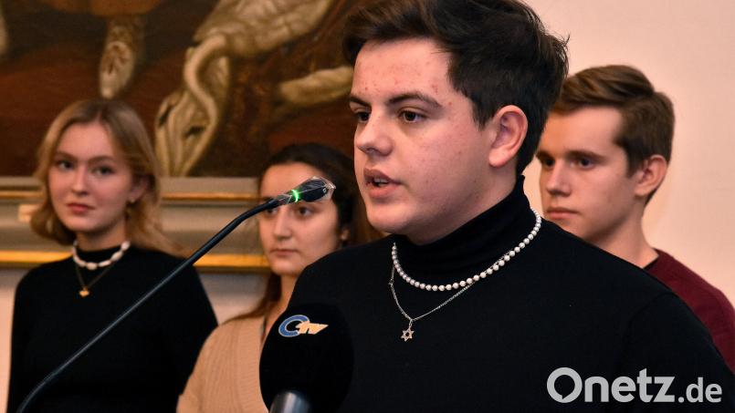 Tim Kurockin (vorne) sowie (hinten von rechts) Noah Peccabin, Lydia Werner und Johanna Bierler beteiligten sich mit Textpassagen aus dem Audioguide &quot;Shalom Amberg&quot; über das jüdische Leben in der Stadt am Gedenken an die Reichspogromnacht, die sich am 9. November zum 84. Mal jährte. Bild: Stephan Huber
