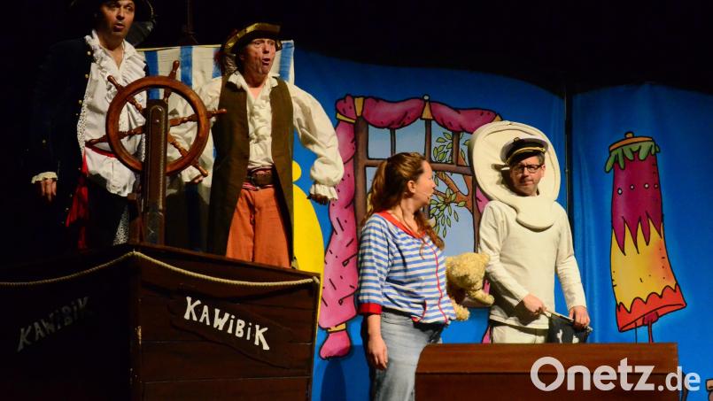 Im Musical &quot;Henrietta und die Schatzinsel&quot; läuft das AOK-Kindertheaterensemble zur Hochform auf. Bild: Kunz