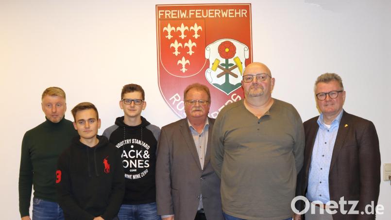 Zwei Beförderungen und eine Ehrung bei der Feuerwehr Rosenberg mit (von links) Kommandant Jürgen Schloss, Konstantin König und Dennis Weber (Beförderung zum Feuerwehrmann), Vorsitzender Hans König, Georg Götz (40 Jahre aktiver Dienst) sowie Bürgermeister Michael Göth. Bild: mfh