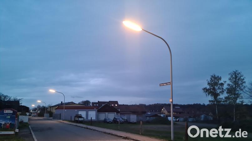 Nur noch wenige Straßenleuchten laufen ohne LED-Lichter wie hier in der Richard-Wagner-Straße. Auch diese könnten bald auf LED umgerüstet werden. Bild: sne