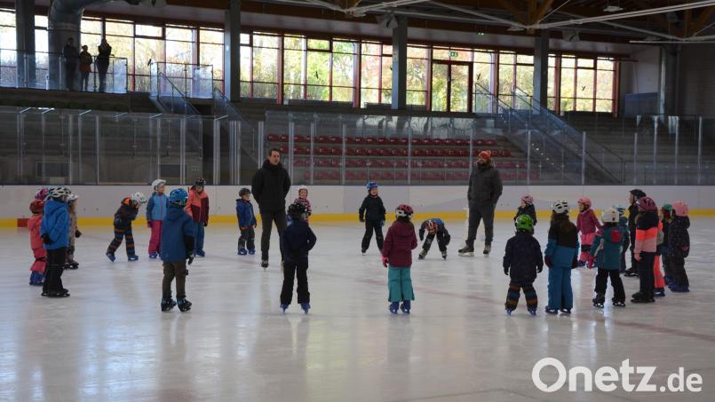 Die beiden Übungsleiter Stephan Trolda (Mitte) und Armin Köhler versuchen in der Eissporthalle Mitterteich, den Kindern mit viel Einfühlungsvermögen das Eislaufen beizubringen. Bild: jr