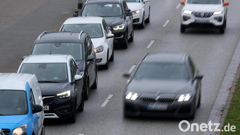 Egal ob mit Auto, Rad, Bahn oder Bus: Die meisten Menschen pendeln zur Arbeit in einen anderen Ort. Archivbild: Bernd Wüstneck/dpa