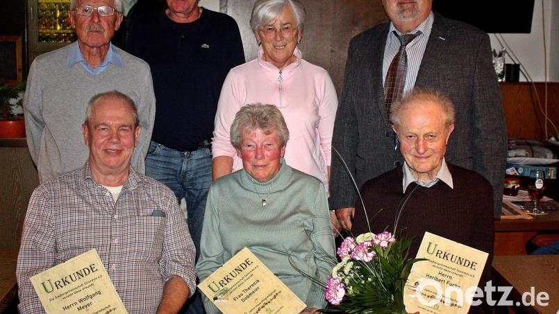 Langjährige Mitglieder ehrt Vorsitzender Walther Piehler (hinten, rechts) in der Jahreshauptversammlung. Vorne, von links: Wolfgang Meyer, Theresia Dobmeier, Heribert Fuchs, dahinter der Vorstand. Bild: R. Kreuzer