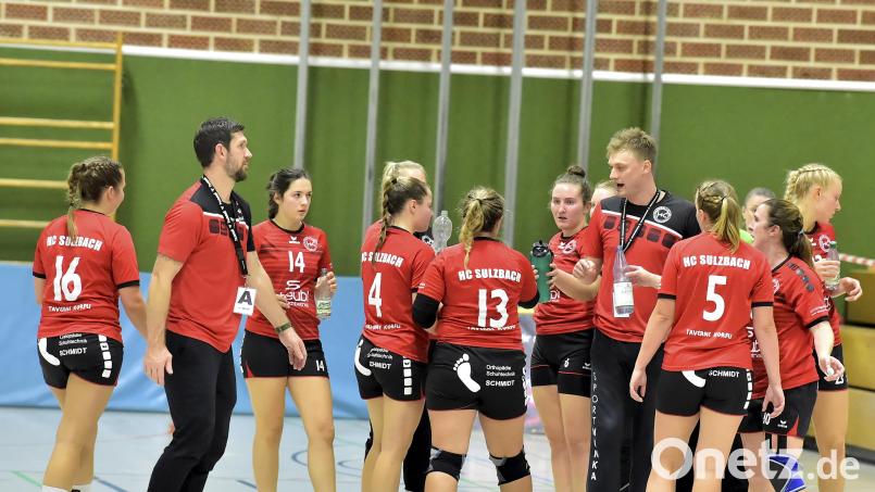 Trainer Martin Feldbauer (rechts) und Co-Trainer Sascha Wendt (links) vom HC Sulzbach stellen ihr Team ein. Die Sulzbacherinnen sind zu Gast bei der Bayernligareserrve der HG Zirndorf. Archivbild: Hubert Ziegler