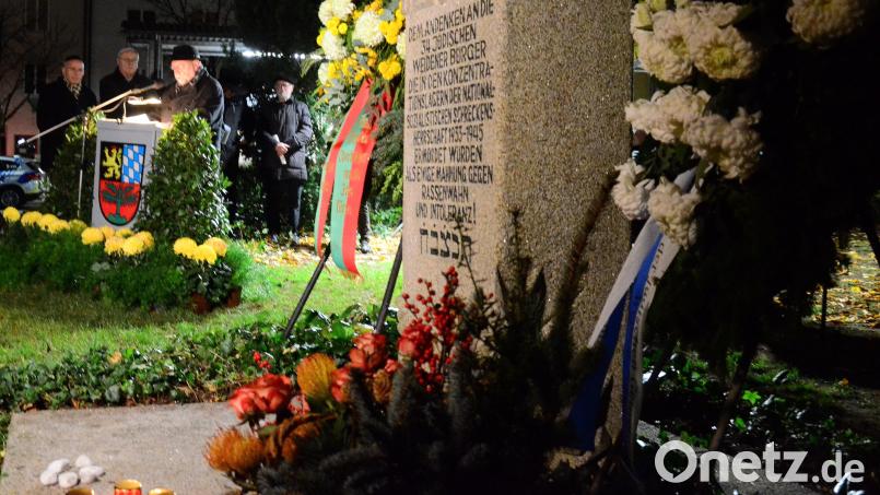 Gedenkfeier in der Konrad-Adenauer-Anlage. Bild: Kunz