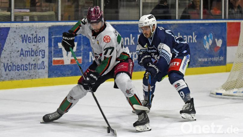 Verteidiger Mirko Schreyer (rechts) ist erkrankt und fehlt den Blue Devils beim Gastspiel beim EV Lindau. Bild: Gebert