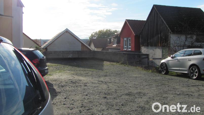 Wo jetzt noch viele Autos parken, wird bald ein neues modernes Pfarr- und Jugendheim mit Pfarrbüro entstehen. Der Marktgemeinderat erteilt der katholischen Kirchenstiftung mehrheitlich einen positiven Vorbescheid. Bild: sei
