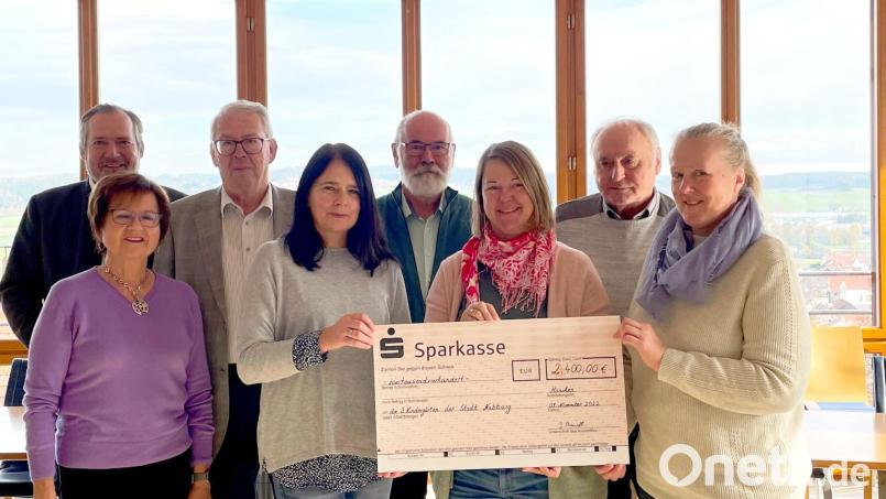 Mit der Übergabe des Spendenschecks machten die Verantwortlichen der ehemaligen Landsmannschaft Nabburg in München den Kindergärten eine große Freude. Bild: Marko Pammer/exb