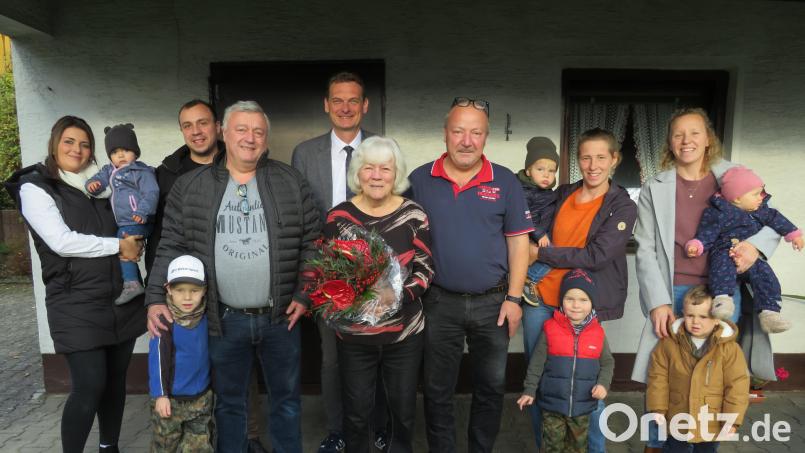Heimtraud Stich (Mitte, mit Blumen) freut sich über die vielen Glückwünsche zum 80. Geburtstag. Bild: adj