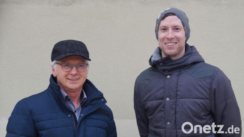 Ohne Alfred Härtl (l.), den Gewerbeverbandsvorsitzenden, ist der Lebendige Adventskalender so gut wie nicht denkbar. Als „Mann der ersten Stunde“ hat er noch keinen Fensterlabend verpasst, sondern stets dafür gesorgt, dass die Technik funktioniert. Michael Meier (r.), der Trachtenvereinsvorsitzende, hat es mit seinem Team erneut geschafft, sowohl Geschäftsleute für das Dekorieren ihrer Schaufenster als auch Mitwirkende für die Gestaltung des Rahmenprogramms zu gewinnen. Bild: u