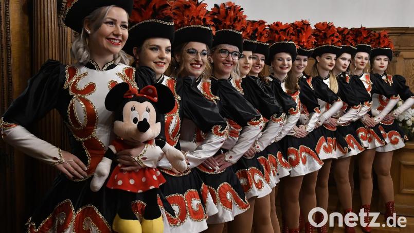 Getanzt haben sie noch nicht, aber sie sind bereit: 12 von insgesamt 17 Gardistinnen waren beim Faschingsauftakt am Freitag im Amberger Rathaus dabei. Bild: Petra Hartl