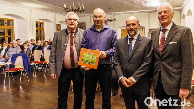 Josef Merkl (Zweiter von links) hat sein neues Buch "Die Pfreimd" im Bürgersaal vor knapp hundert Gästen vorgestellt. Bürgermeister Richard Tischler, sein Amtskollege aus der Partnerstadt Přimda, Jiří Kadera, und Altbürgermeister Arnold Kimmerl (von links) würdigten die Arbeit des Autors. Bild: Hösamer