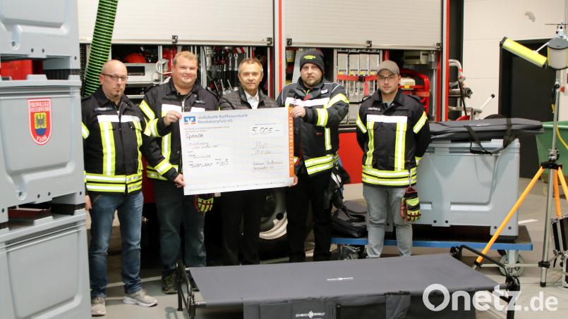 Der Filialleiter der Volksbank Raiffeisenbank Nordoberpfalz, Lothar Kurz (Mitte), überreicht den Feuerwehr-Verantwortlichen Harald Träger, Felix Müller, Florian Witzl und Matthias Vrhovec (von links) den Scheck über 5.005 Euro. Bild: lst/exb