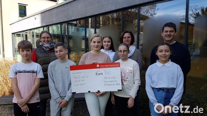 Die Schüler überreichen Dr. Stephanie Kuchlbauer die Spende. Bild: Jutta Brunner/exb