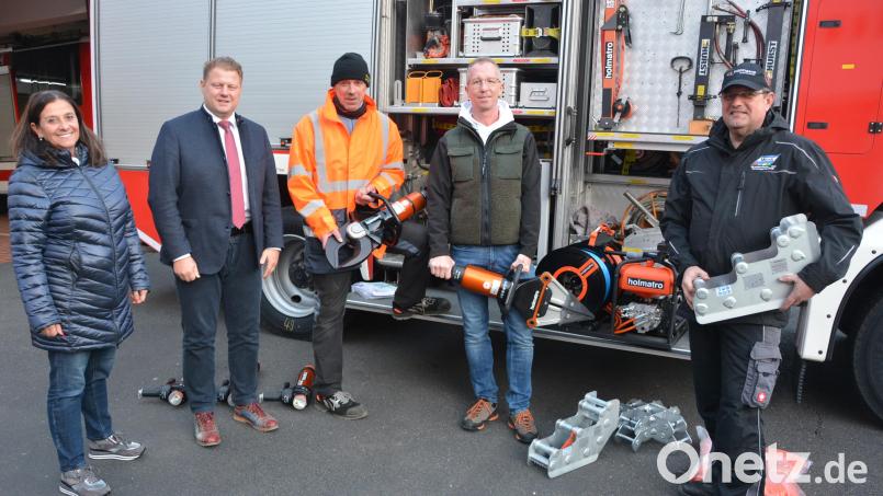 Einen neuen Rettungs- und Hilfeleistungssatz im Wert von 28.000 Euro erhielt jetzt die Feuerwehr Mitterteich überreicht. Bei der Übergabe mit dabei waren (von links) Sachbearbeiterin Astrid Häring (Stadtverwaltung), Bürgermeister Stefan Grillmeier, Kommandant Franz Bauernfeind und sein Stellvertreter Günther Sommer, sowie Peter Mödl von der gleichnamigen Firma. Bild: jr
