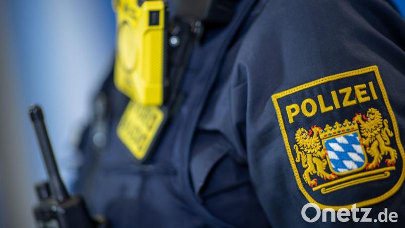 Die Polizei stellet eine "Eskorte" für einen Autofahrer. Symbolbild: Daniel Karmann