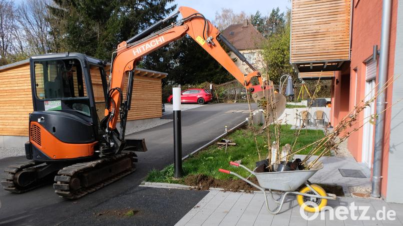 Mit den Bepflanzungsmaßnahmen im Wohnbereich des neuen Mietwohnhauses in Plankenhammer wird das 2.5-Millionen-Euro Projekt abgeschlossen. Bild: le