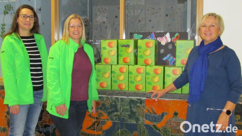 Birgit Schindler und Claudia Melzner vom Obst- und Gartenbauverein überreichten frisch gepressten Apfelsaft an die Rektorin der Grundschule, Gudrun Lehner (von links). Bild: mez