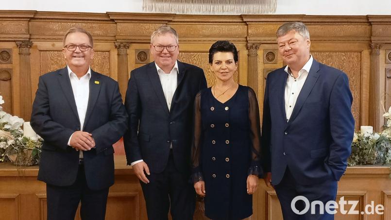 Bürgermeister Martin Preuß, Oberbürgermeister Michael Cerny, die Bürgermeisterin von Bystrzyca Klodzka Renata Surma und der Geschäftsführer der Wirtschaftsförderung Amberg Karlheinz Brandelik (von links) bei der Spendenübergabe. Bild: Susanne Schwab, Stadt Amberg/exb