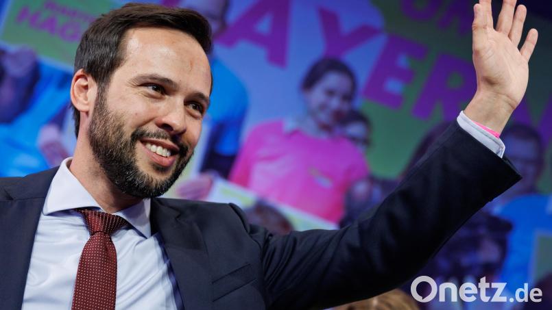 Martin Hagen, Fraktionsvorsitzender der FDP im Bayerischen Landtag, steht beim Landesparteitag der FDP Bayern nach seiner Wahl zum Spitzenkandidaten zur Landtagswahl 2023 auf der Bühne. Bild: Daniel Karmann/dpa