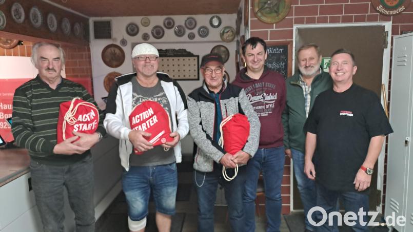 Die Gewinner der Naabtalschützen Unterköblitz des Geburtstags-Blattlschießens sind: Albert Biller und Karl Eckert mit Josef Biller, Schießleiter Michael Biller, Zweitem Schützenmeister Josef Appl sowie Hans Schlosser, der die Preise gespendet hat (von links). Bild: Max Biller/exb