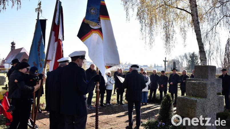 Anlässlich des Volkstrauertages gab es am Sonntag ein Totengedenken an den Soldatengräbern im Katharinenfriedhof in Amberg. Bild: Stephan Huber
