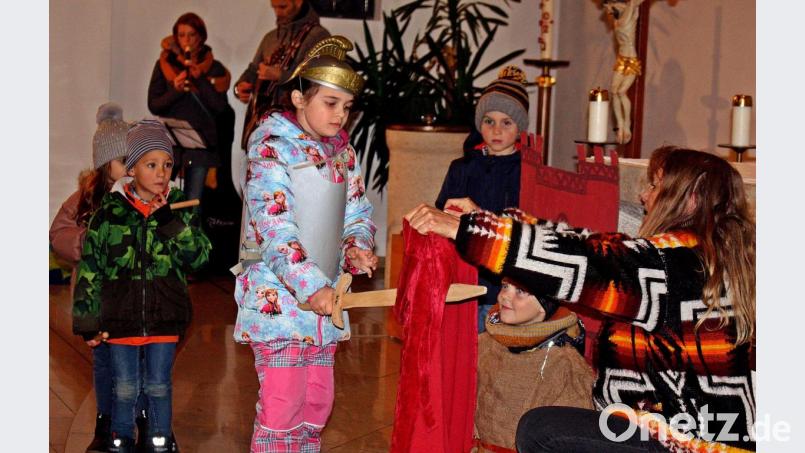 Ein bisschen so wie St. Martin sein, das zeigten die Kinder der Kindertagesstätte „Löwenzahn“ in einem Kinderspiel in der Letzauer Kirche. Mit einem Hieb trennte St. Martin seinen Umhang und schenkte die Hälfte davon dem Bettler. Bild: R. Kreuzer
