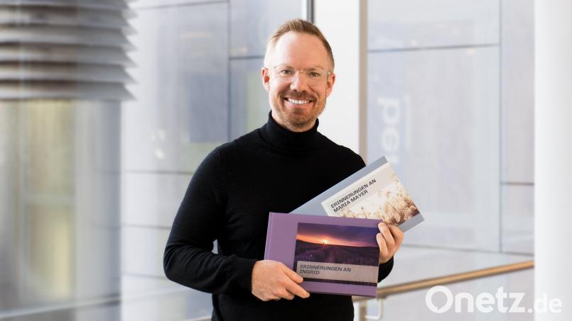 Christopher Bayer erstellt seit dem Tod seiner Mutter Erinnerungsbücher für Hinterbliebene. Bild: Romy Maderer