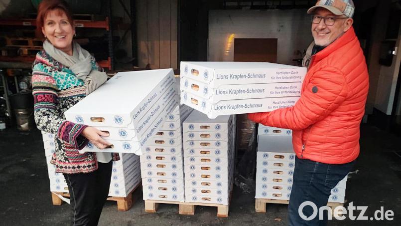 Der frühe Vogel fängt den Wurm: Am Freitagmorgen machten sich die Mitglieder des Lions Club Neustadt/WN-Lobkowitz auf dem Weg und lieferten die 9.600 bestellten Krapfen aus. Bild: lst/exb