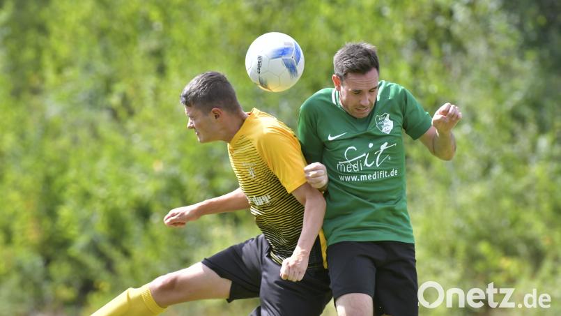 Der erst nach der Pause eingewechselte Andreas Hammerl (rechts) vom ASV Haselmühl erzielte im Spiel gegen die DJK Seugast drei Treffer. Archivbild: Hubert Ziegler