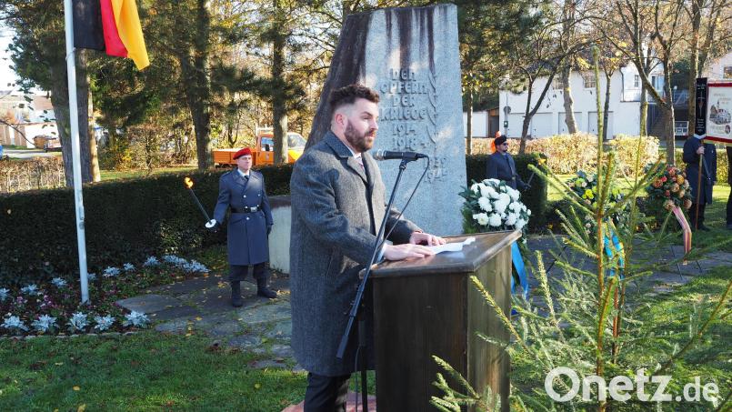 Bürgermeister Sebastian Dippold erinnert am Volkstrauertag an die Bedeutung des Gedenkens. Bild: krb