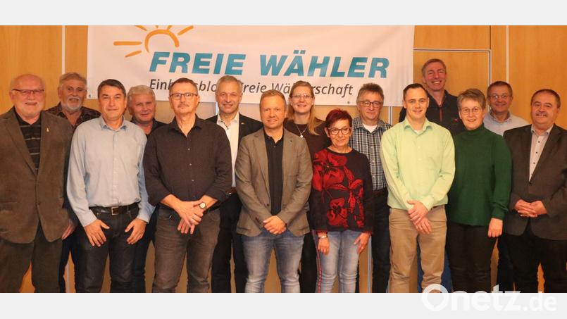Die neue Vereinsführung der Wählergruppe „Einheitsblock – Freie Wählerschaft Vilseck“ (von links): Wilhelm Ertl, Willi Zinnbauer, Anton Trettenbach, Franz Zeilmann, Karl-Josef Ruppert, Vorsitzender Thorsten Grädler, FW-Landtagskandidat Bernhard Heinisch, Lisa Dotzler, Herta Grollmisch, Georg Burger, Jörg Trettenbach, Benno Engelhardt, Monika Krieger, Helmut Schwindl und Kreisfraktionssprecher Peter Dotzler. Bild: er