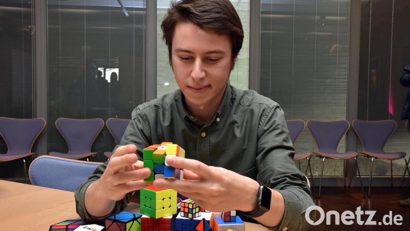 Leon Schmidtchen aus Nürnberg ist Speedcuber: Er löst den Zauberwürfel in 7,3 Sekunden. Bild: Stephan Huber