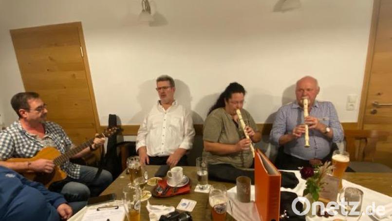 Erstmal traten Gerd Retzer und Helga Dollhopf als Blockflöten-Duo auf. Werner Meier (links) begleitete sie auf seiner Gitarre. Bild: jzk