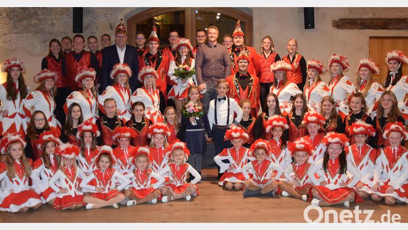Der gesamte Hofstaat des Faschingskomitees Schmidmühlen war zur Inthronisation der Prinzenpaare Tobias I. und Leonie I. samt dem Kinderprinzenpaar Magdalena II und Lukas II. in den Schloss-Stadl gekommen. Mit dabei auch Bürgermeister Peter Braun, der die Rathausschlüssel abgeben musste. Bild: bö