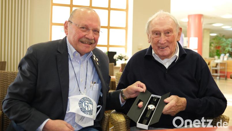 Der stellvertretende Vorsitzende des SV Schwandorf-Ettmannsdorf, Reinhard Mieschala (links), gratulierte Michael Krämer zum 95. Geburtstag und 80 Jahre Mitgliedschaft beim FC Schwandorf und überreichte ihm die FC-Schwandorf-Uhr. Bild: Hirsch