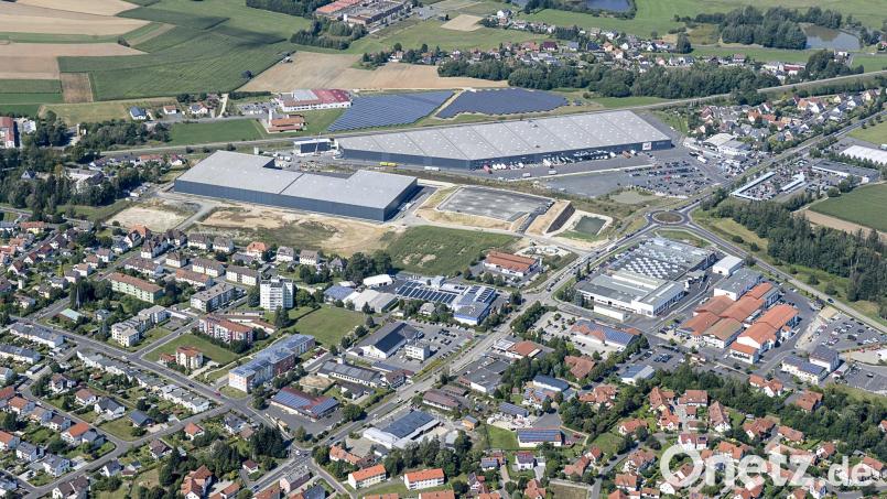 Im Gewerbegebiet auf der früheren Rosenthal-Brache (hier ein Bild aus dem Jahr 2020) errichtet Scherdel ein neues Werk. Bild: mür