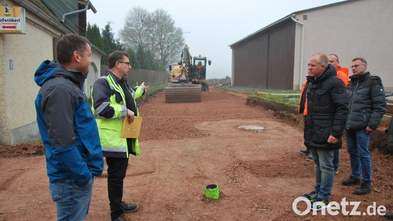 Uwe Bergmann, Stefan Noll und Markus Eichenmüller (von links) begutachten den Baufortschritt für den Radweg bei Holzhammer. Bild: gsp